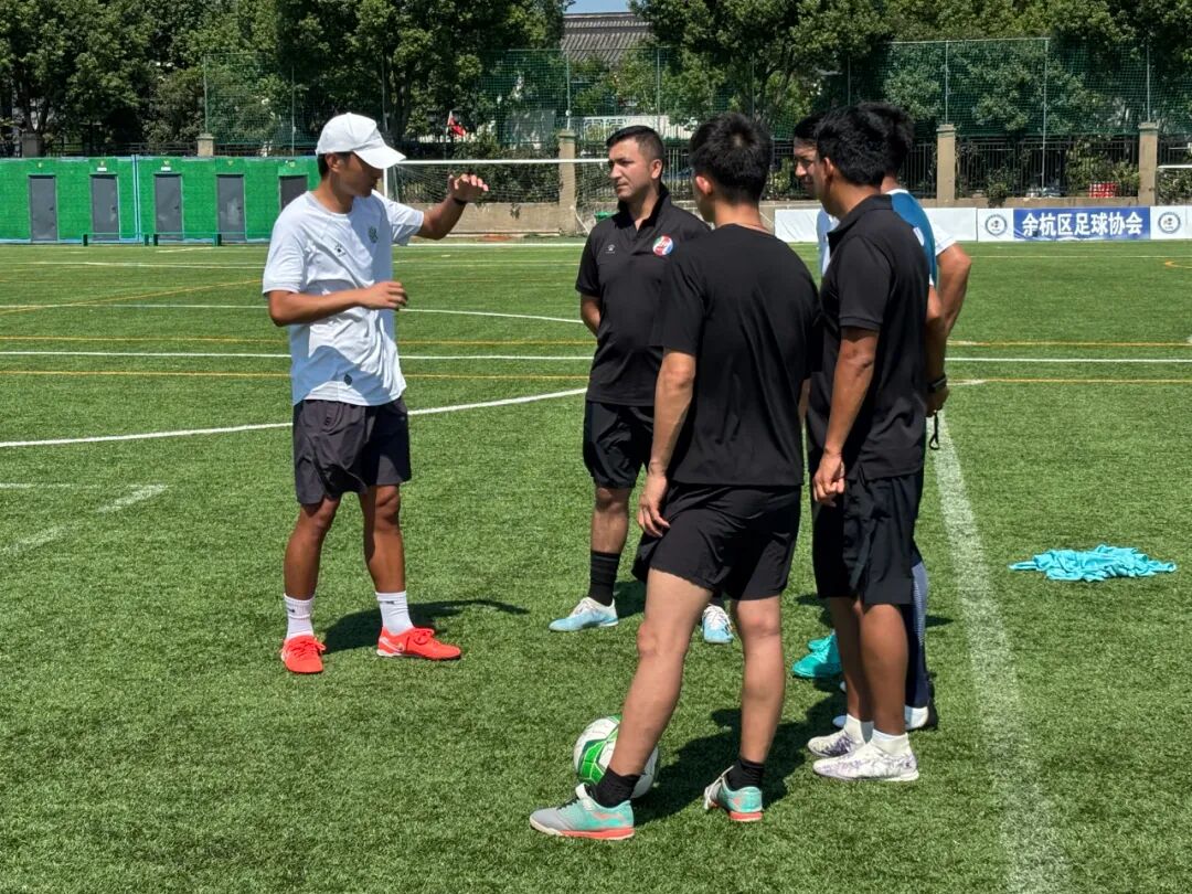 星空体育官网下载-关于专业足球培训学校开学季，学员热情备课的信息